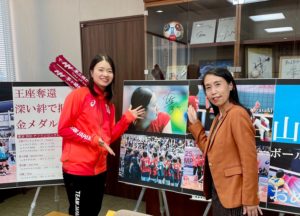 長谷山優美選手 直筆サインと共に記念撮影 